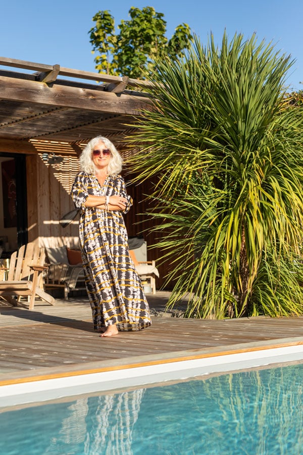 Sophie Milliard devant maison et piscine