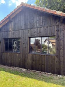 Maison en bois avec reflet dans la fen^tre