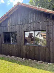Maison en bois avec reflet dans la fen^tre